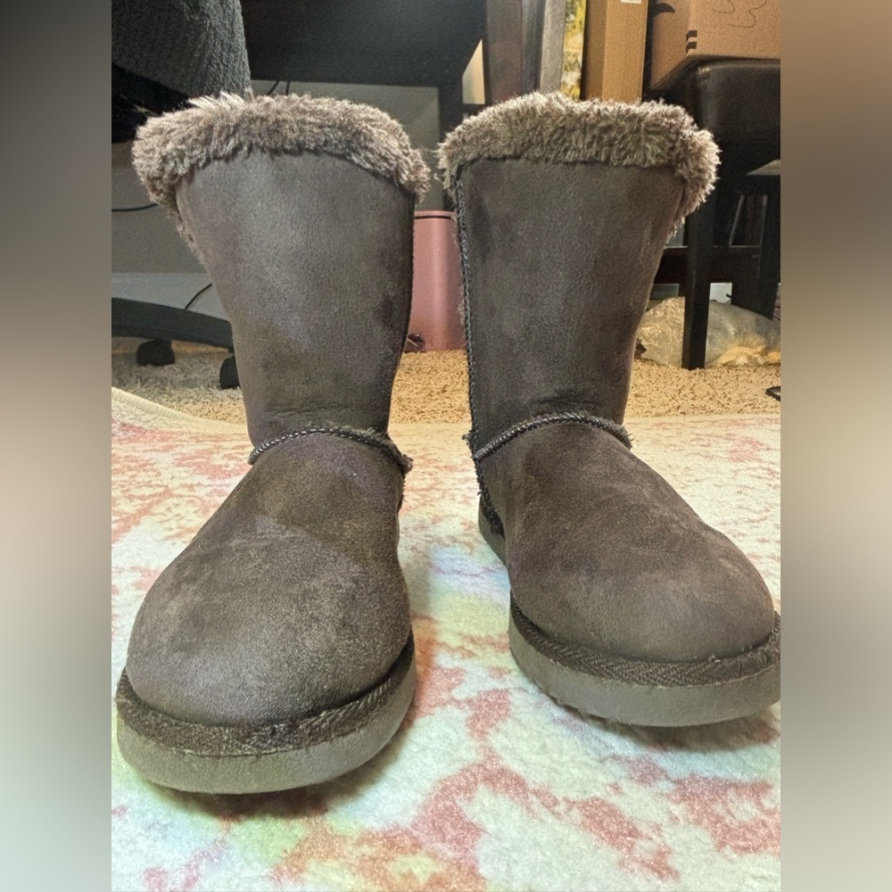 Target girls suede and faux fur lined boots, size 1, dark brown cozy for winter